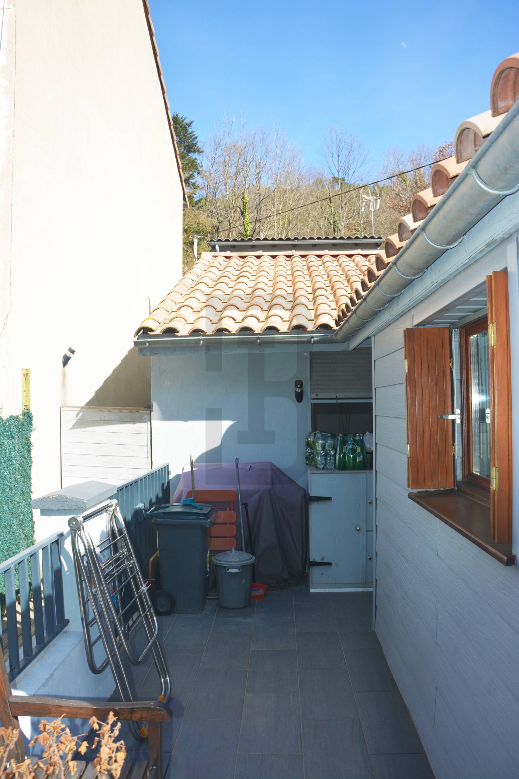 Ensemble immobilier à Quillan, composé de 2 logements (une maison avec un garage + un studio indépendant avec terrasse).