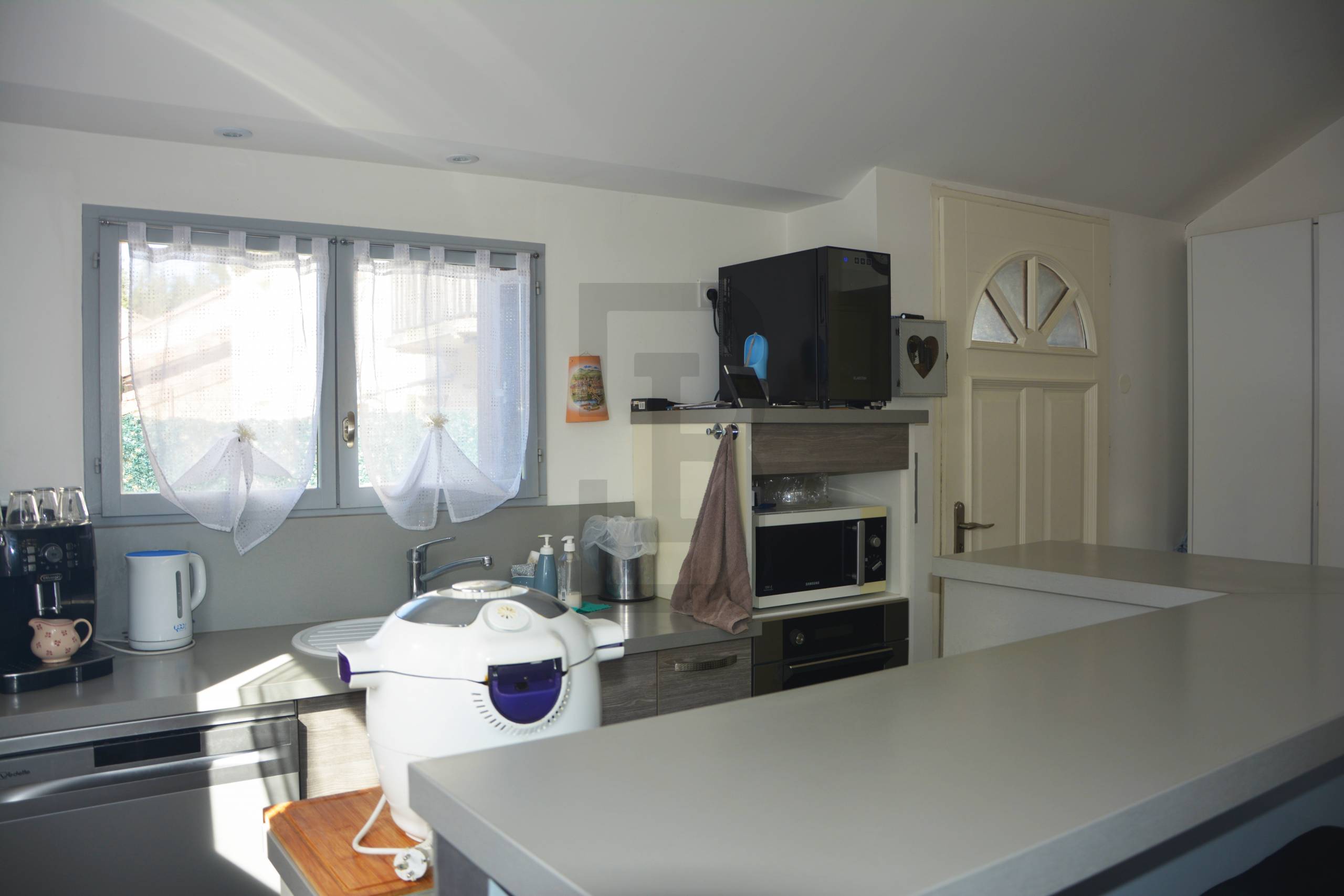 Ensemble immobilier à Quillan, composé de 2 logements (une maison avec un garage + un studio indépendant avec terrasse).