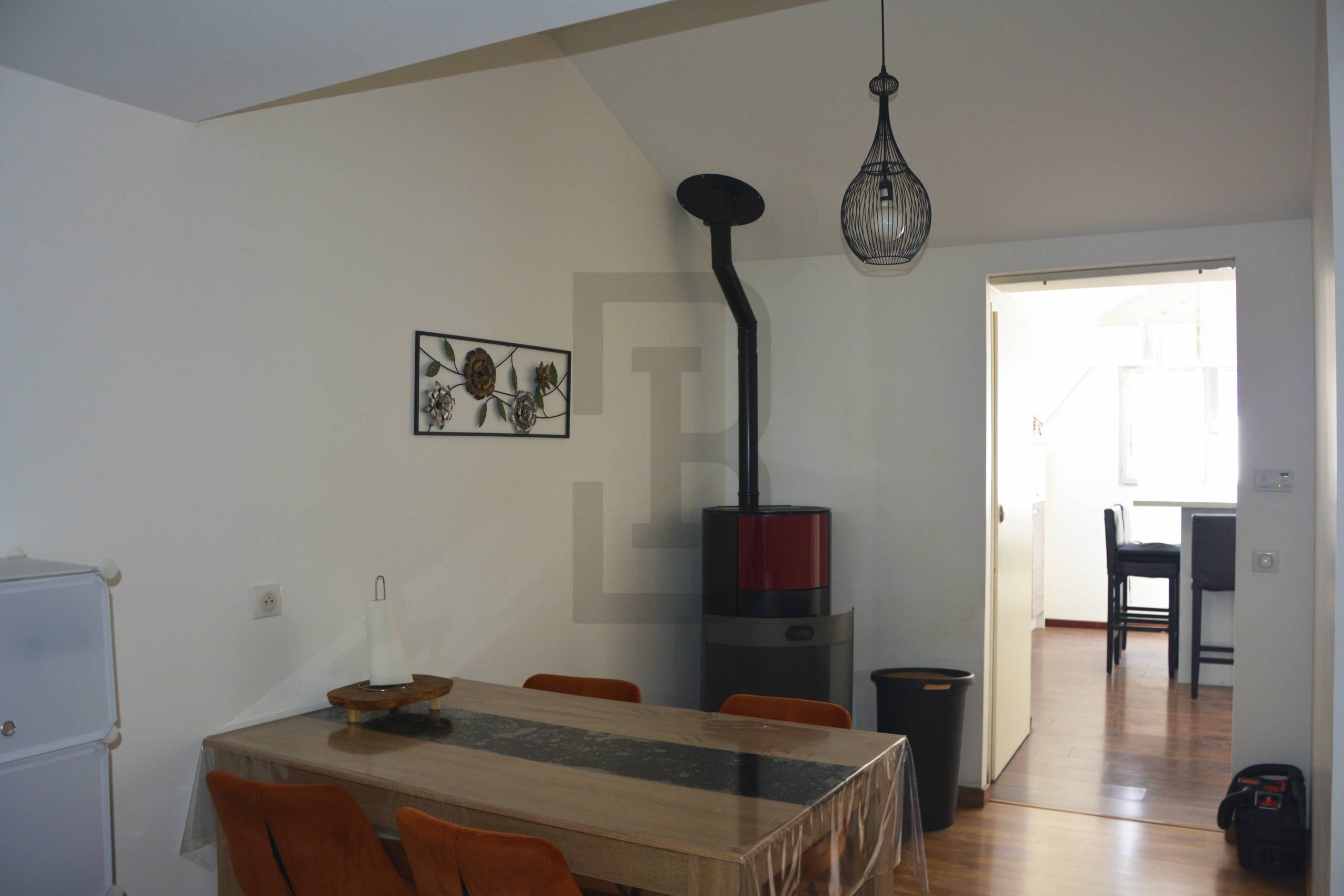 Ensemble immobilier à Quillan, composé de 2 logements (une maison avec un garage + un studio indépendant avec terrasse).