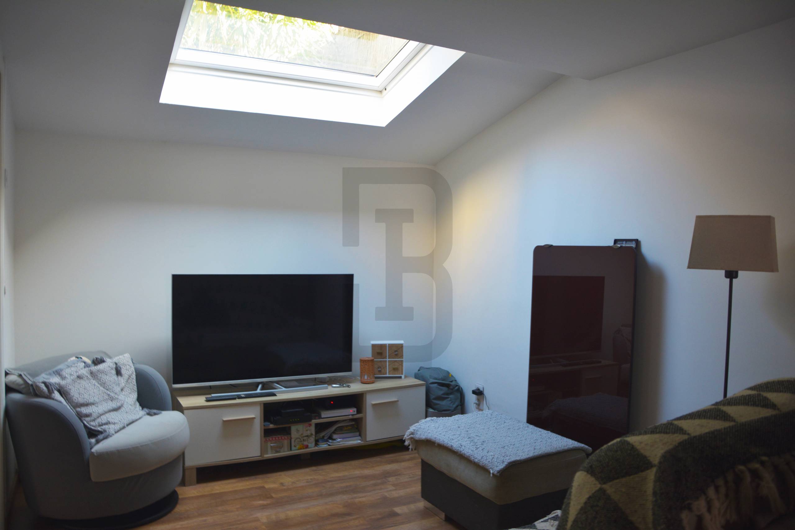 Ensemble immobilier à Quillan, composé de 2 logements (une maison avec un garage + un studio indépendant avec terrasse).