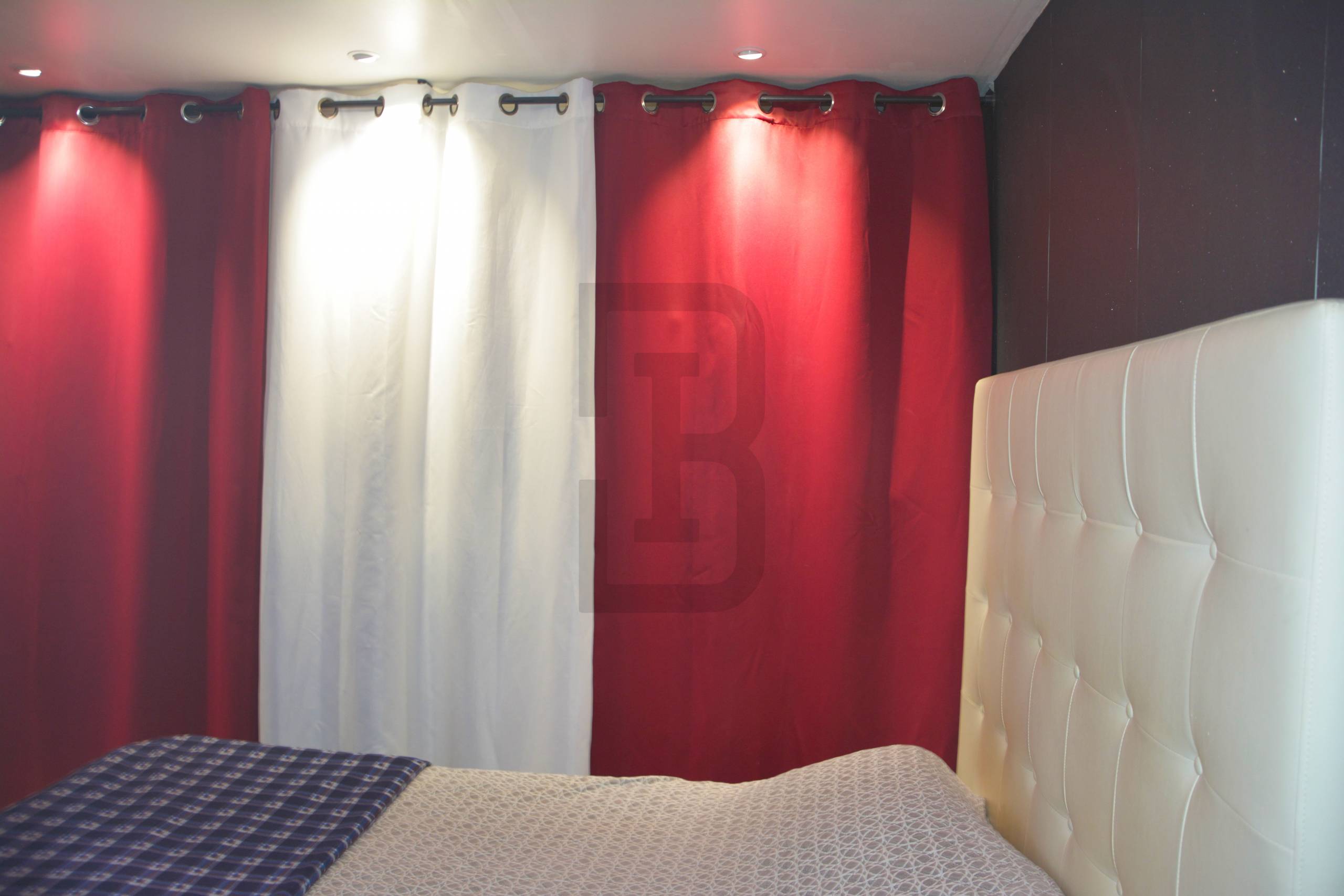 Ensemble immobilier à Quillan, composé de 2 logements (une maison avec un garage + un studio indépendant avec terrasse).