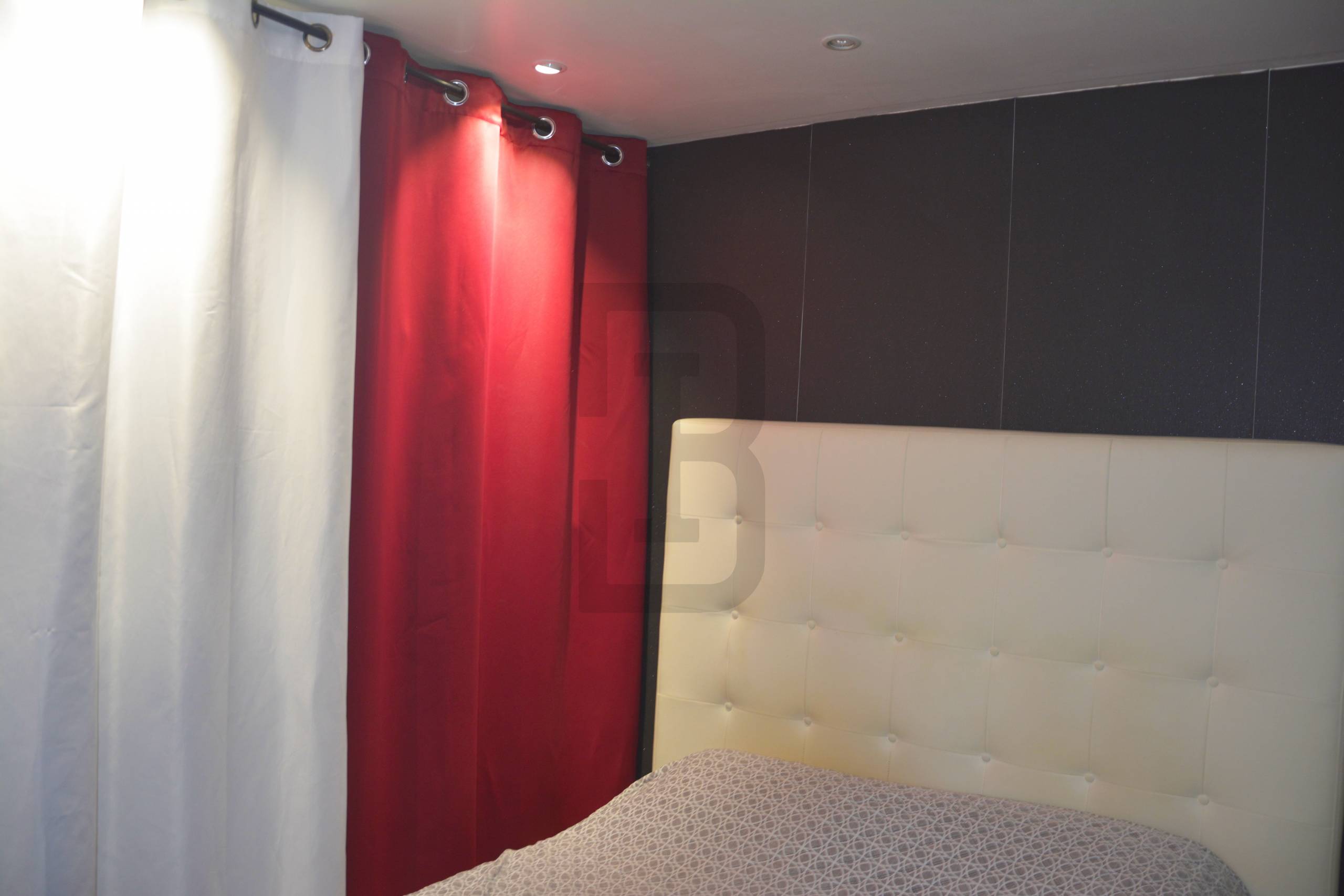 Ensemble immobilier à Quillan, composé de 2 logements (une maison avec un garage + un studio indépendant avec terrasse).