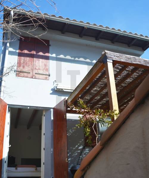 Ensemble immobilier à Quillan, composé de 2 logements (une maison avec un garage + un studio indépendant avec terrasse).