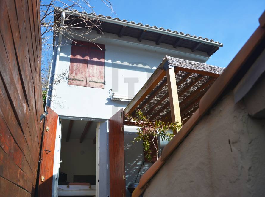 Ensemble immobilier à Quillan, composé de 2 logements (une maison avec un garage + un studio indépendant avec terrasse).