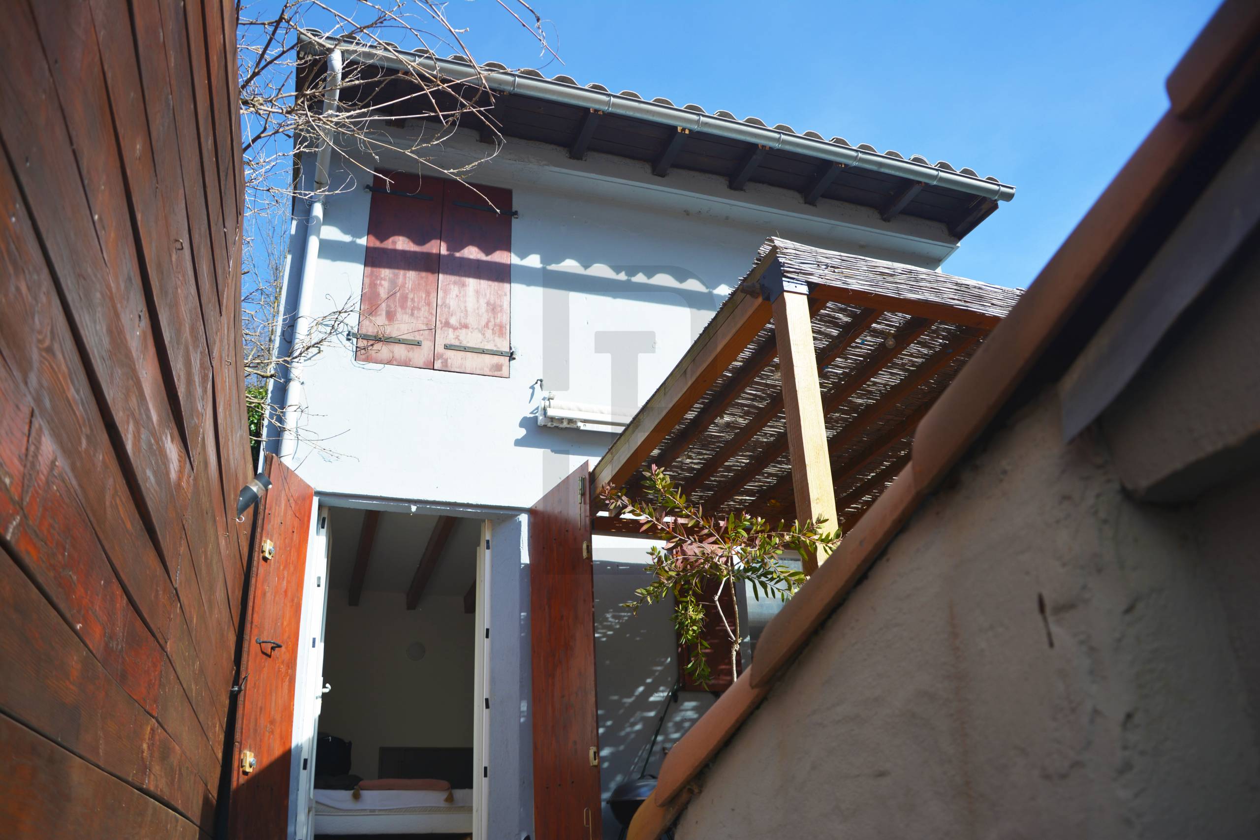 Ensemble immobilier à Quillan, composé de 2 logements (une maison avec un garage + un studio indépendant avec terrasse).