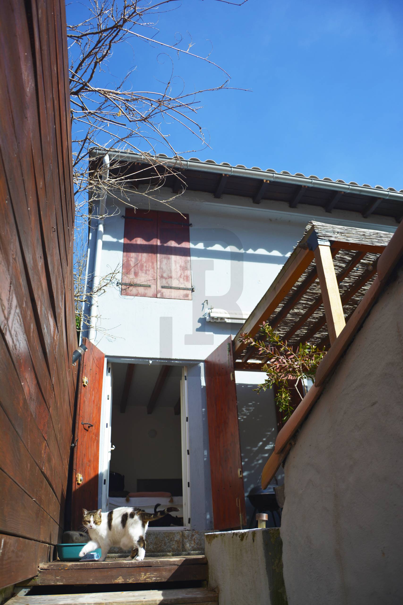 Ensemble immobilier à Quillan, composé de 2 logements (une maison avec un garage + un studio indépendant avec terrasse).