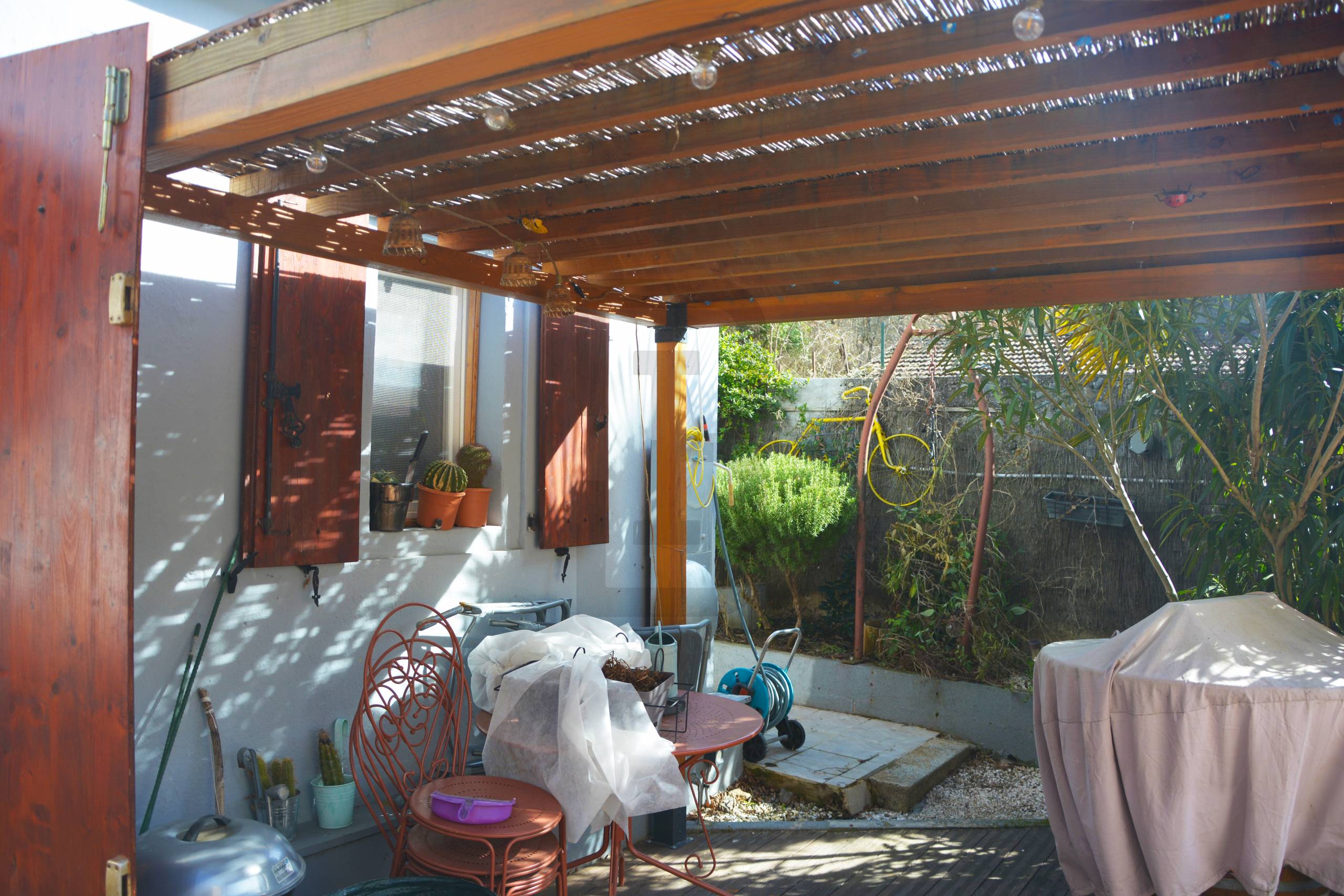 Ensemble immobilier à Quillan, composé de 2 logements (une maison avec un garage + un studio indépendant avec terrasse).