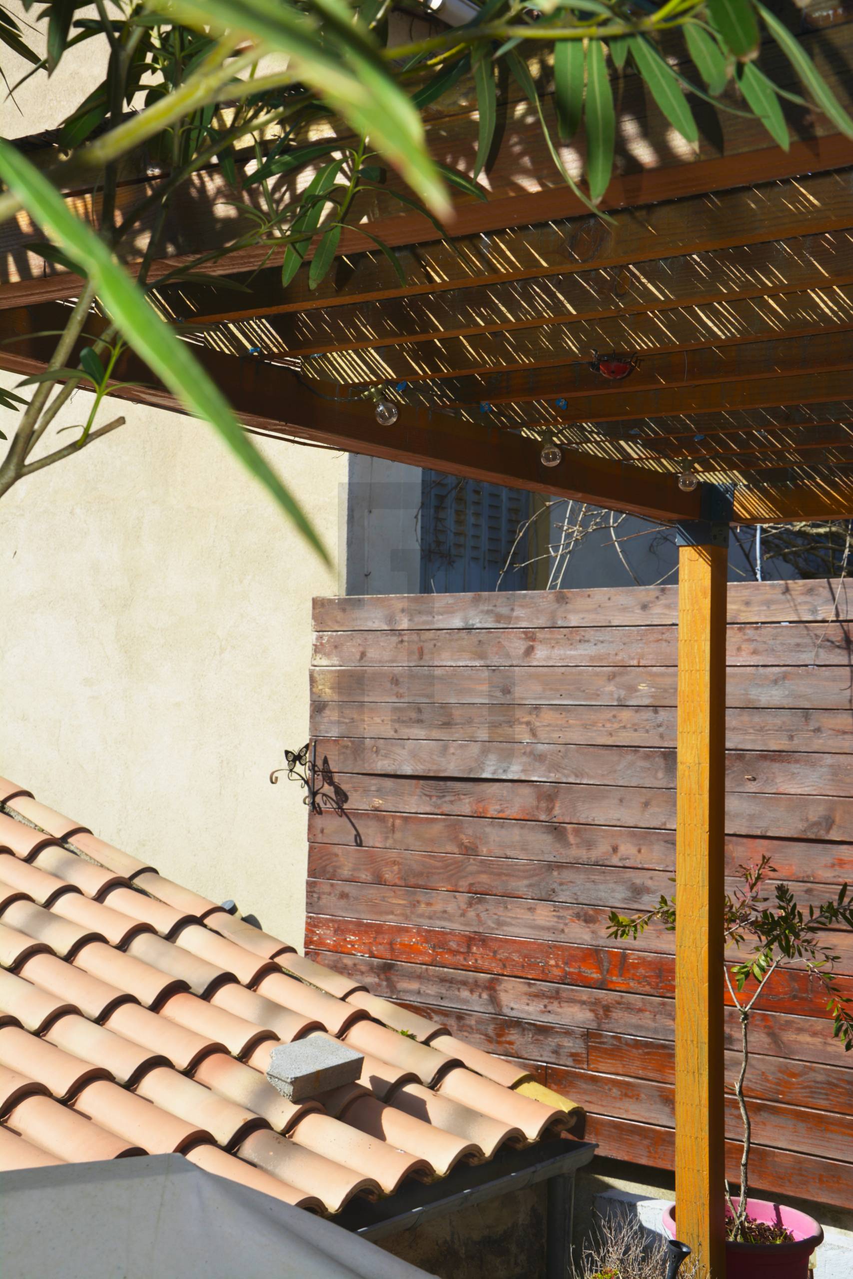 Ensemble immobilier à Quillan, composé de 2 logements (une maison avec un garage + un studio indépendant avec terrasse).