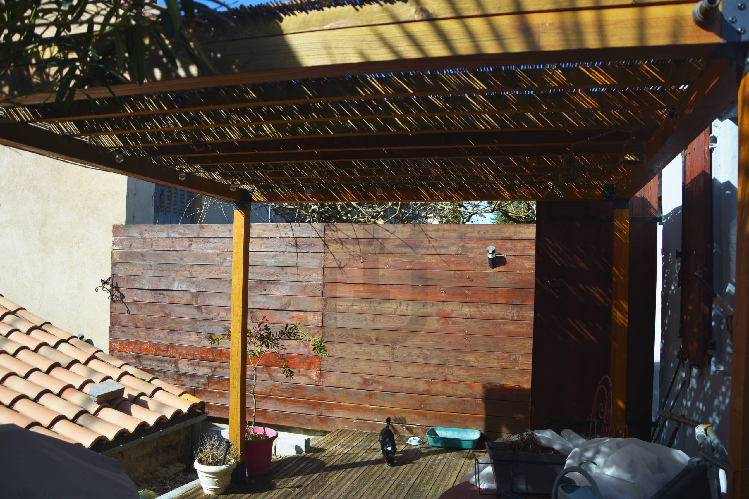 Ensemble immobilier à Quillan, composé de 2 logements (une maison avec un garage + un studio indépendant avec terrasse).