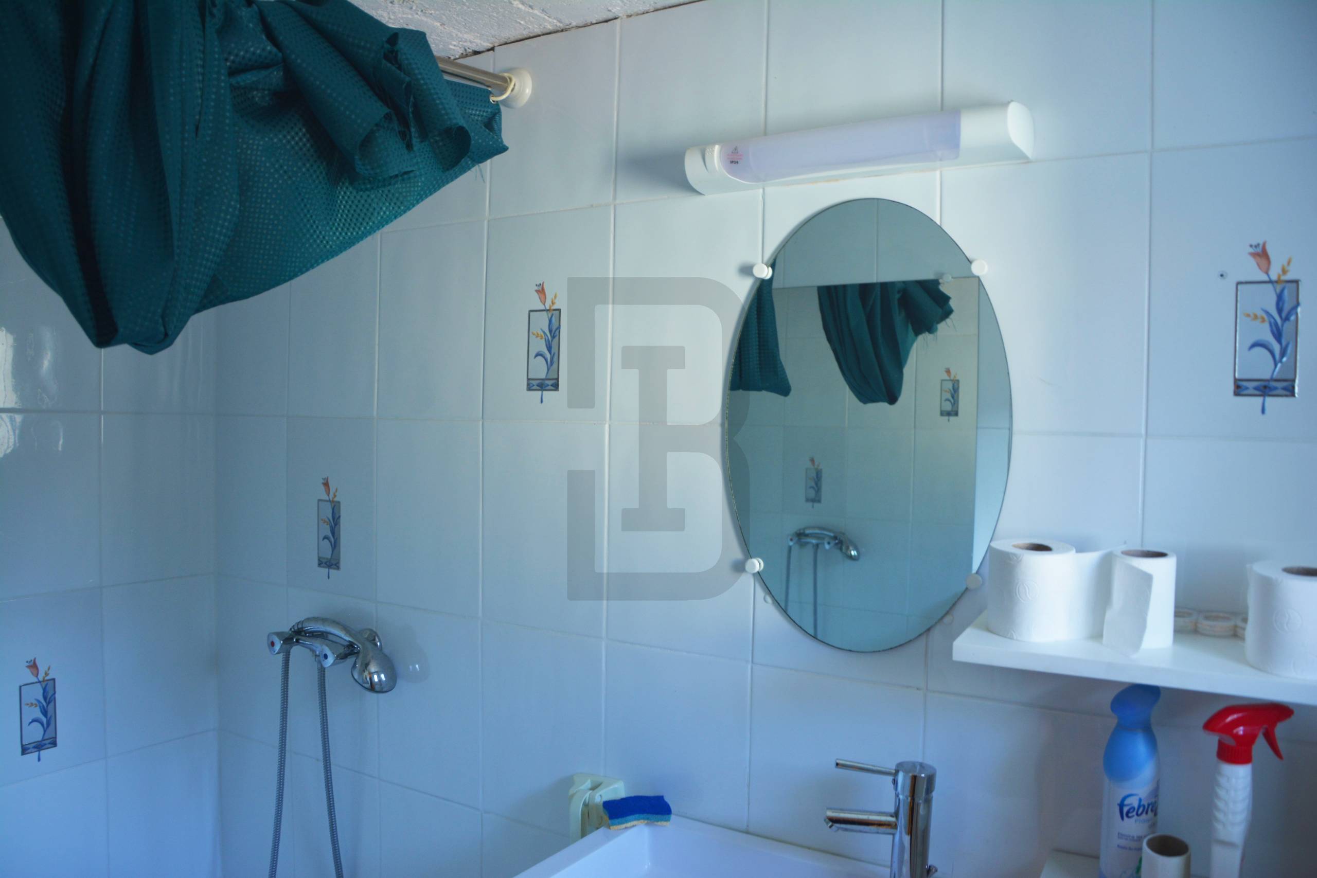 Ensemble immobilier à Quillan, composé de 2 logements (une maison avec un garage + un studio indépendant avec terrasse).