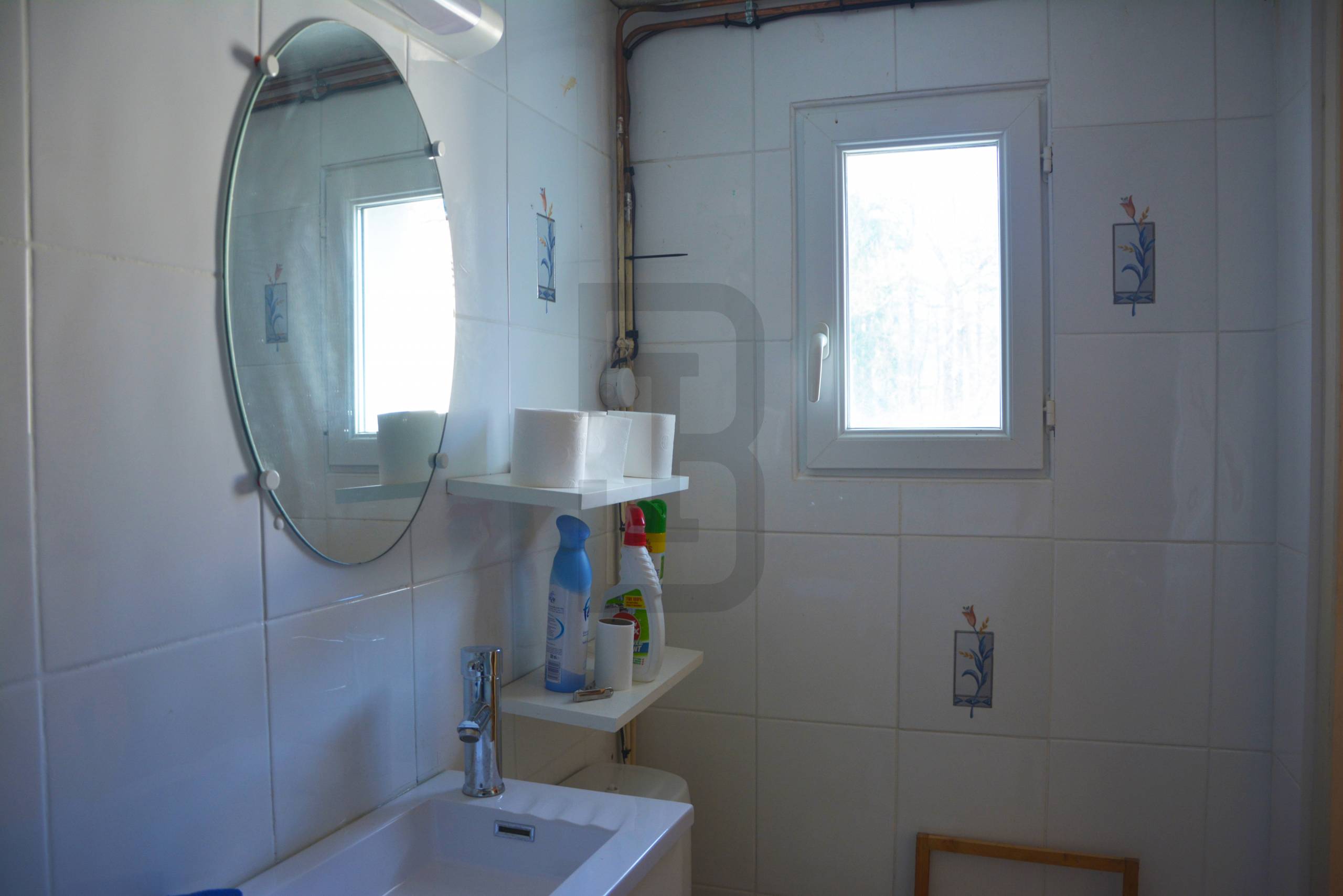 Ensemble immobilier à Quillan, composé de 2 logements (une maison avec un garage + un studio indépendant avec terrasse).