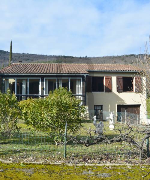 Charmante maison située dans un quartier très calme, offrant un espace de vie confortable de 113.43 m2 sur un terrain spacieux de 969 m2 entièrement clos.