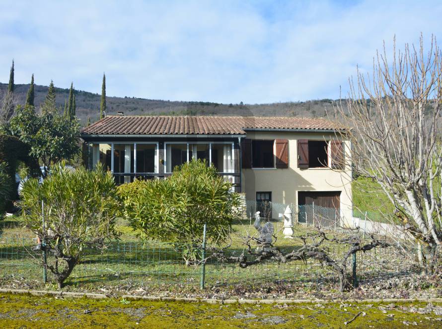 Charmante maison située dans un quartier très calme, offrant un espace de vie confortable de 113.43 m2 sur un terrain spacieux de 969 m2 entièrement clos.