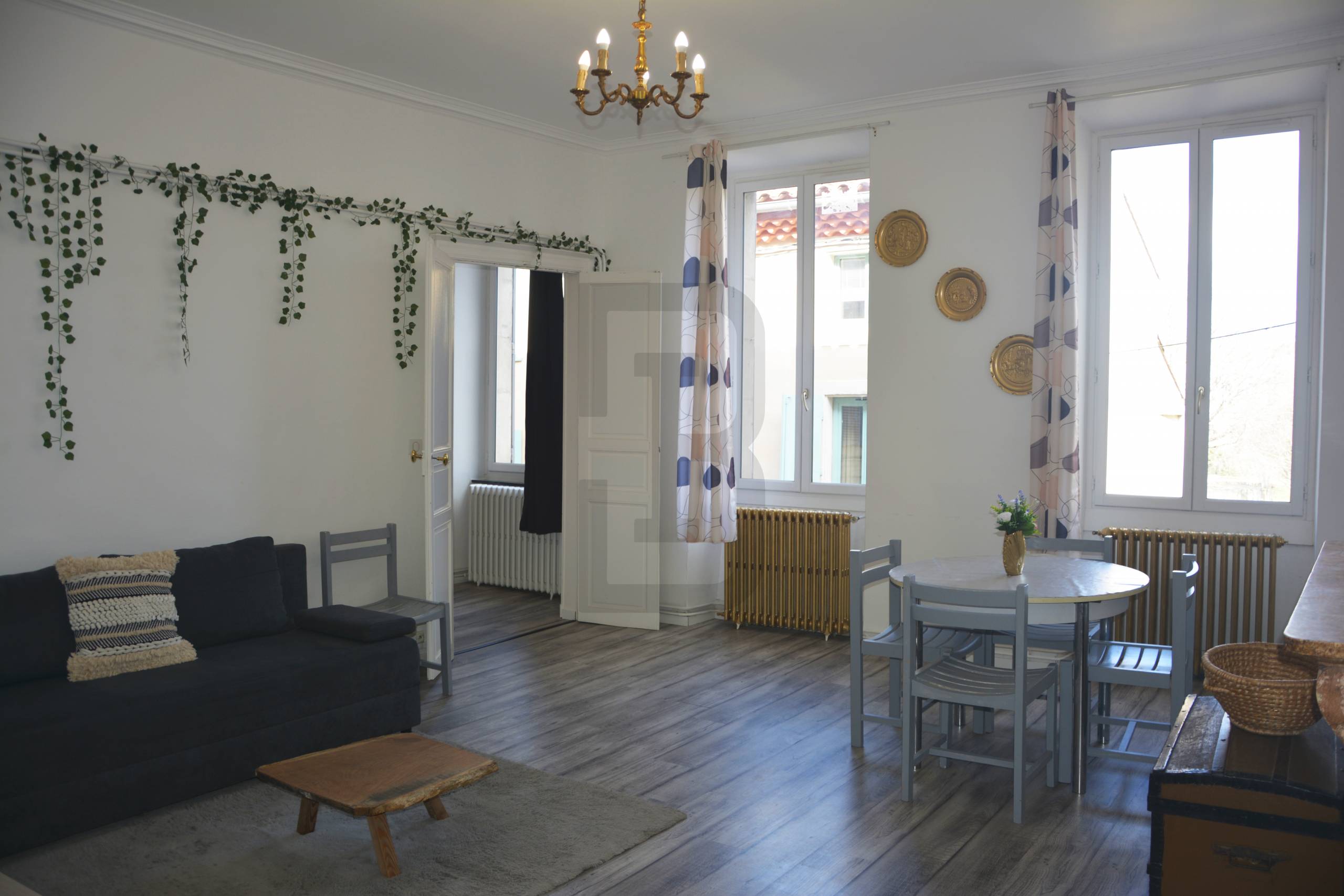 Appartement lumineux au première étage composé de deux chambres au coeur du centre ville de LIMOUX.