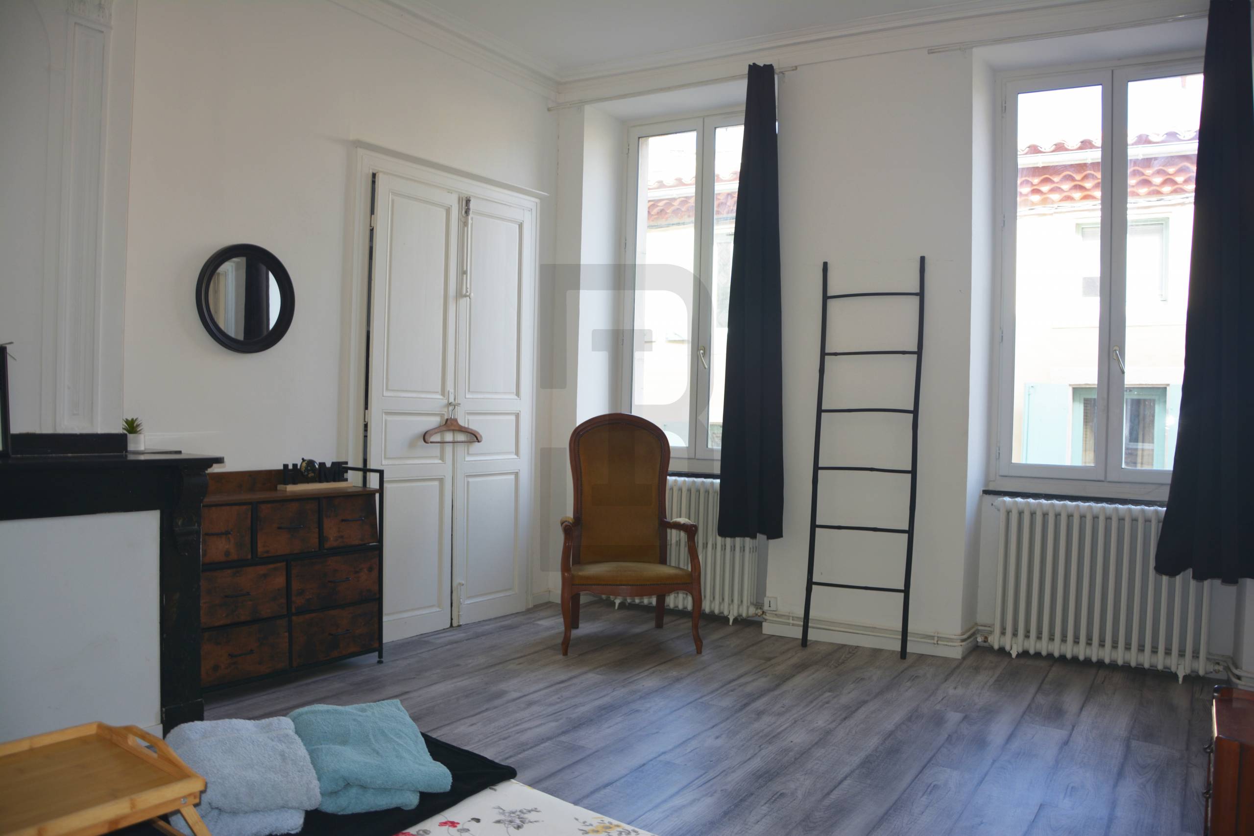 Appartement lumineux au première étage composé de deux chambres au coeur du centre ville de LIMOUX.