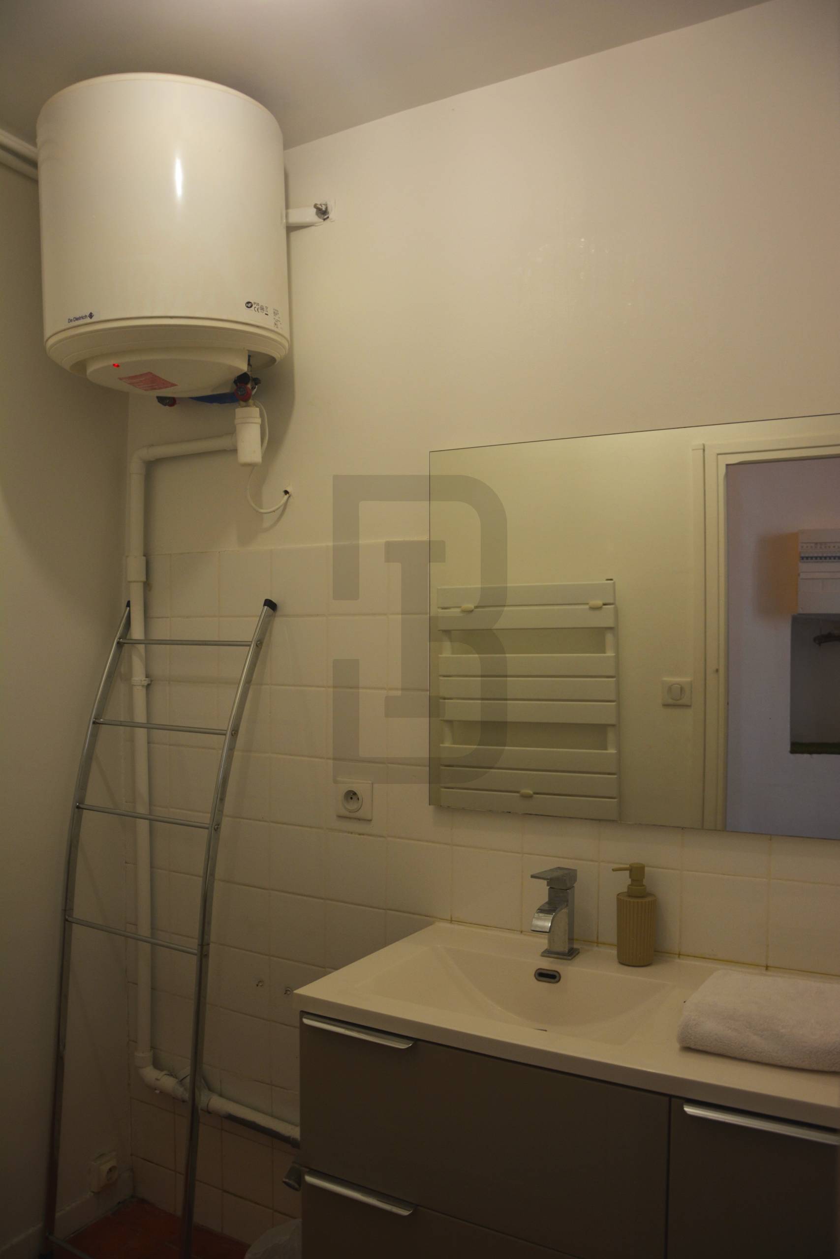 Appartement lumineux au première étage composé de deux chambres au coeur du centre ville de LIMOUX.