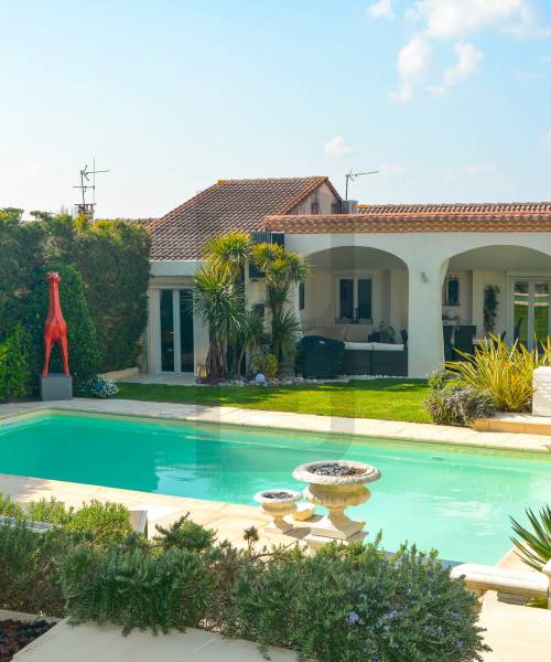 Propriété de charme avec maison principale, piscine et deux studios indépendants à Carcassonne, en vente au sein de l'agence Bernard Immobilier.