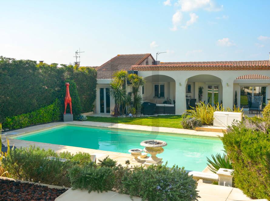 Propriété de charme avec maison principale, piscine et deux studios indépendants à Carcassonne, en vente au sein de l'agence Bernard Immobilier.