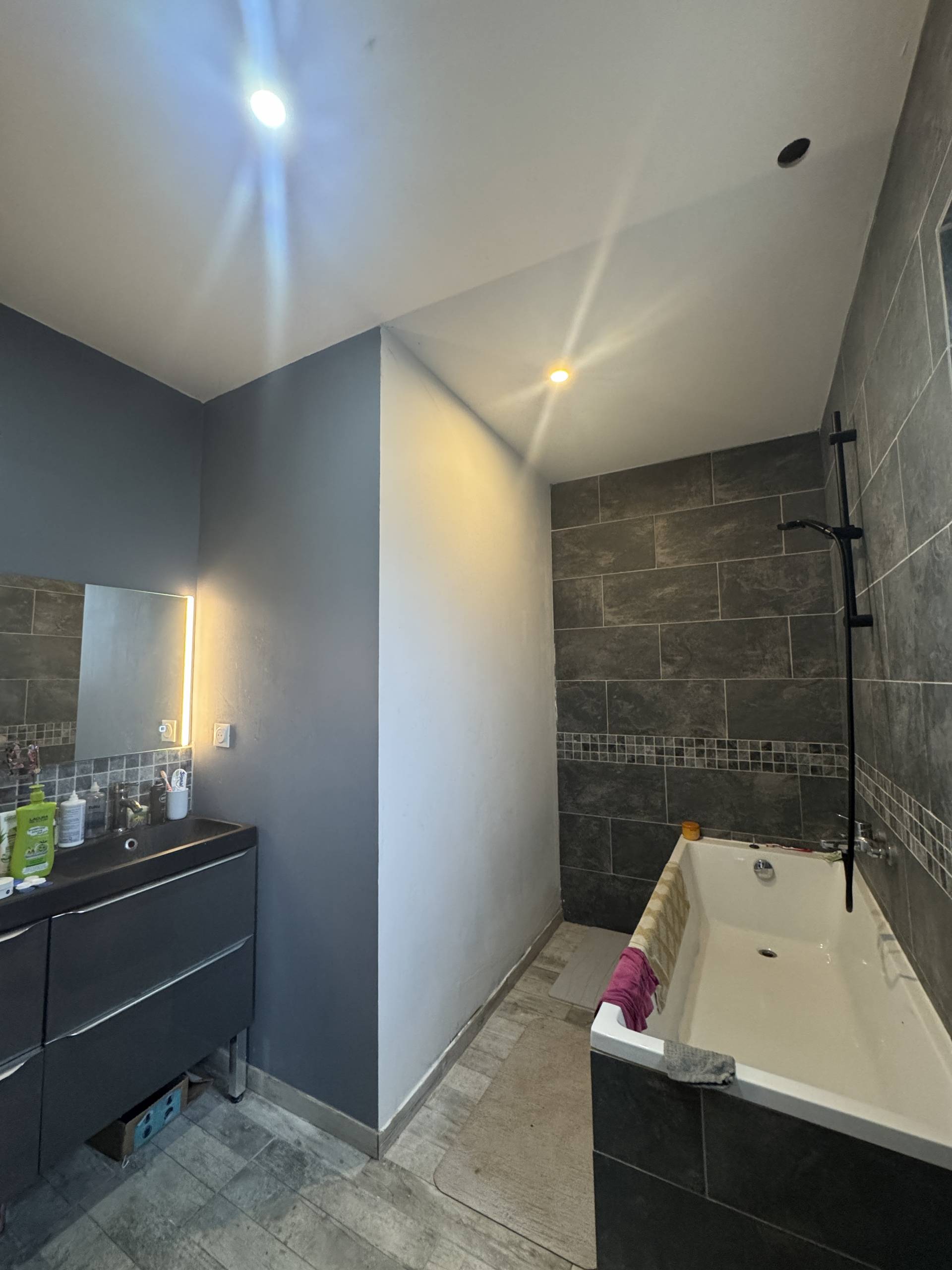 Maison avec appartement indépendant, situé à Limoux.