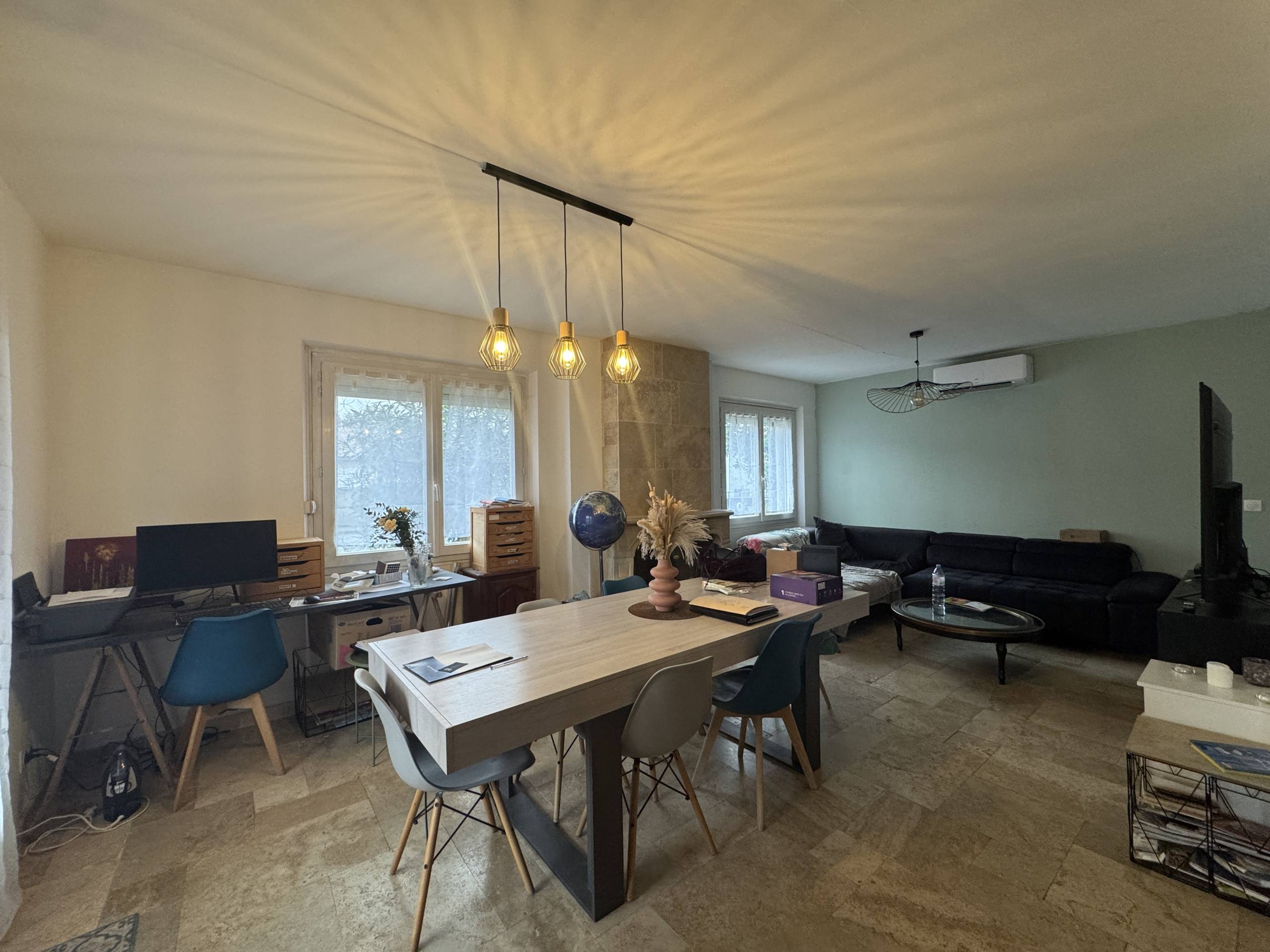 Maison avec appartement indépendant, situé à Limoux.