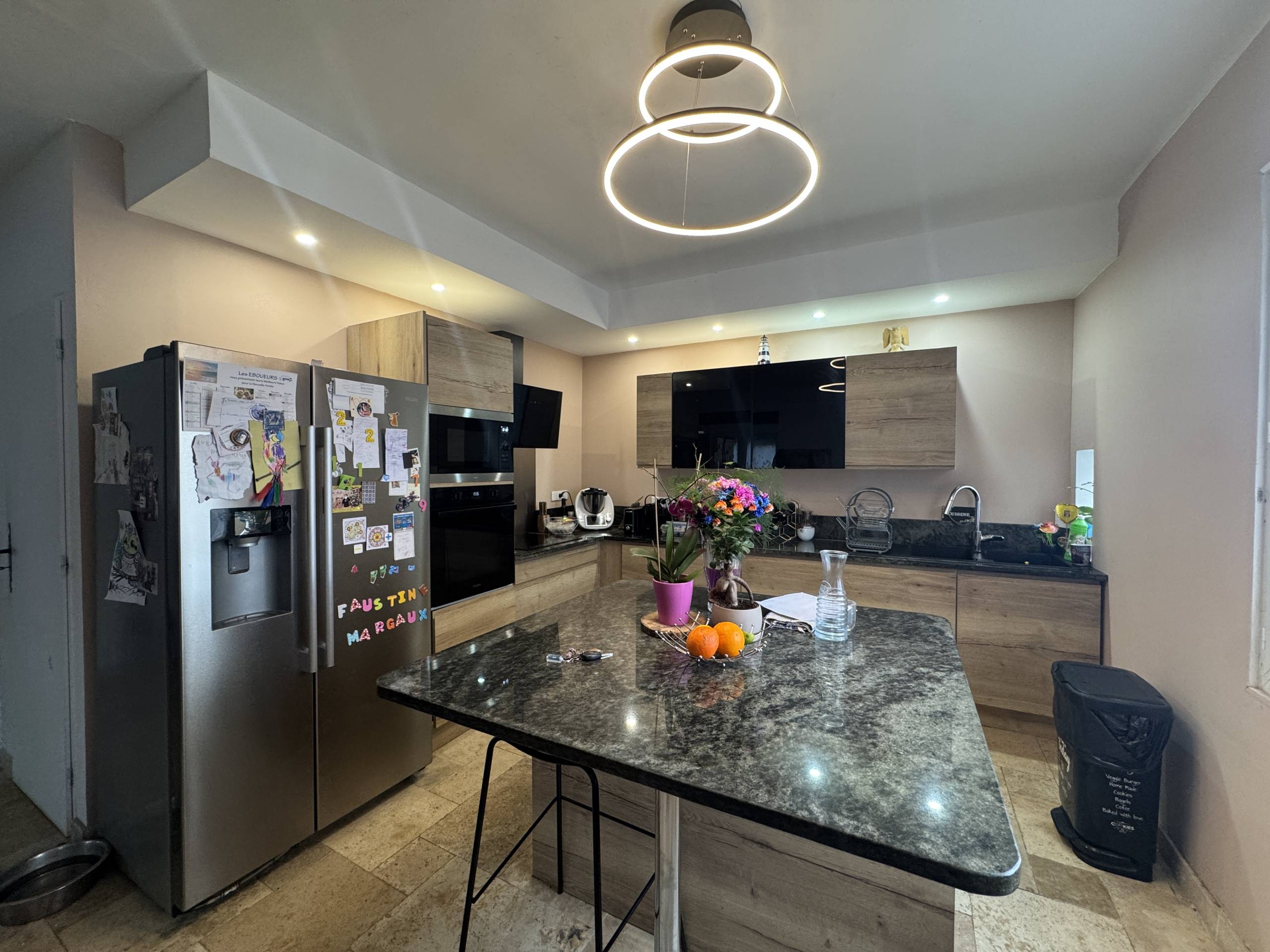 Maison avec appartement indépendant, situé à Limoux.