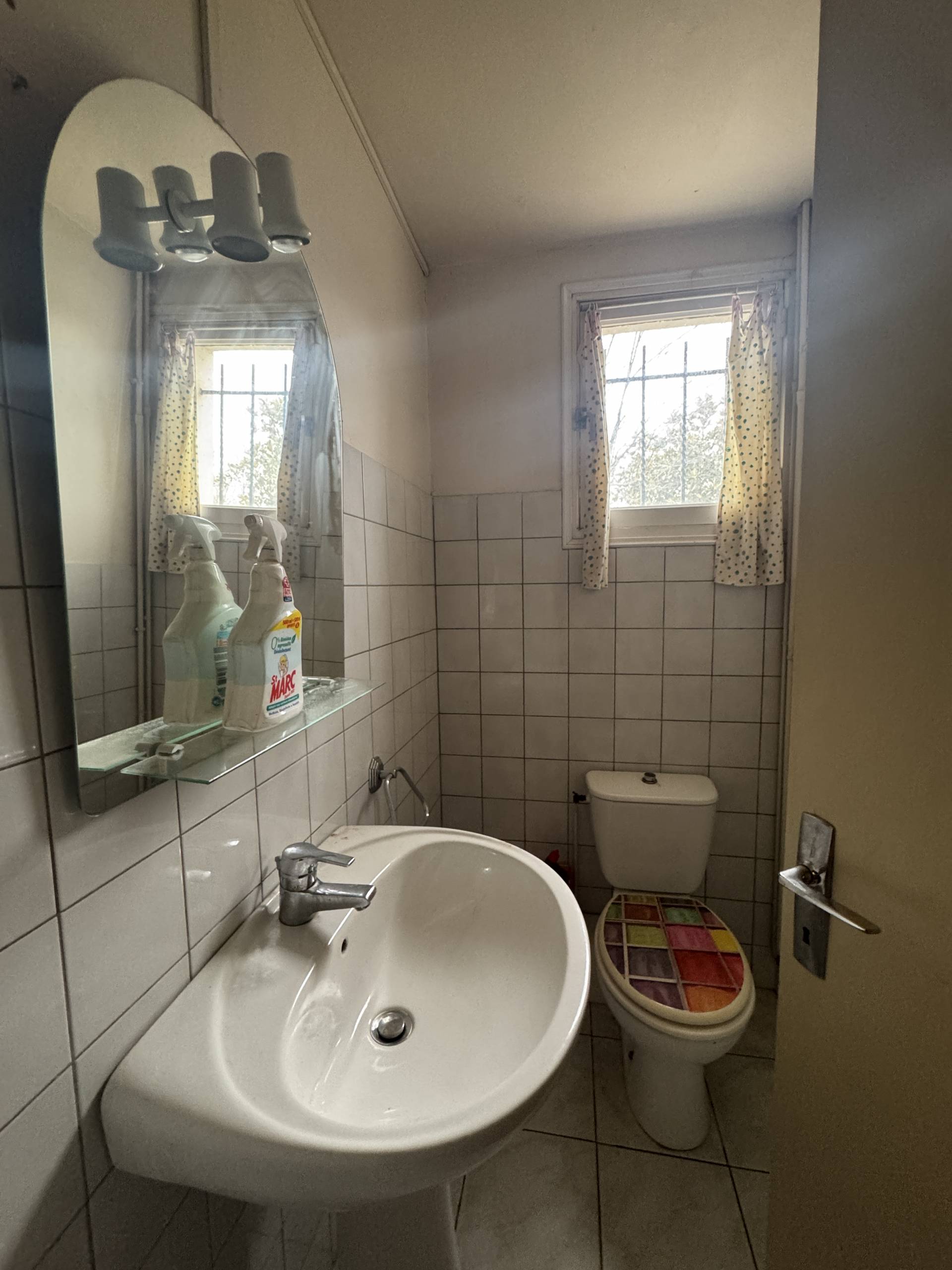 Maison avec appartement indépendant, situé à Limoux.